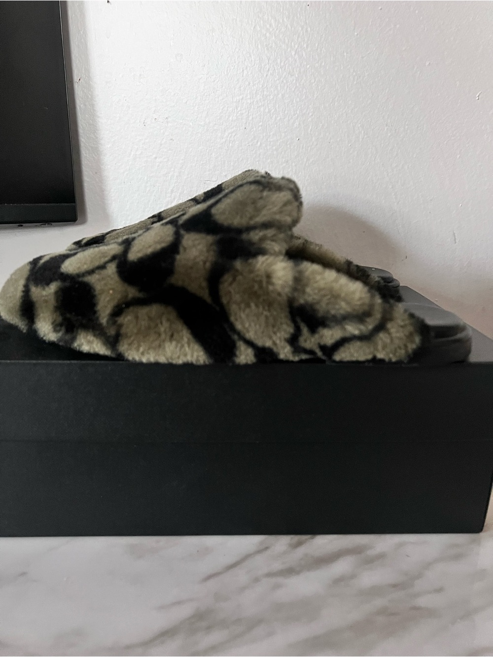 Slipper
In Signature Shearling - Picture 3 of 7